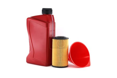 Foto de Bote de plástico rojo de aceite de motor junto con un filtro de aceite amarillo y negro y un embudo de plástico rojo, preparación para el mantenimiento del vehículo, aceite y reemplazo del filtro - Imagen libre de derechos