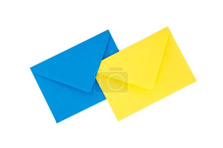 Téléchargez les photos : Empilement d'enveloppes bleues et jaunes sur fond blanc - en image libre de droit