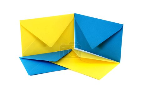 Téléchargez les photos : Quatre enveloppes en papier bleu et jaune disposées en carré - en image libre de droit