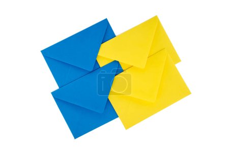 Téléchargez les photos : Enveloppes en papier bleu et jaune disposées sur un fond blanc - en image libre de droit