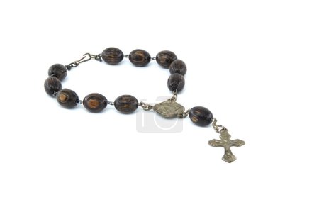 Téléchargez les photos : Rosaire avec des perles de bois et un crucifix isolé sur fond blanc - en image libre de droit