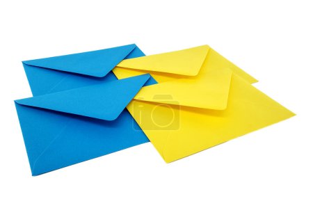 Téléchargez les photos : Collection d'enveloppes en papier bleu et jaune disposées sur un fond blanc - en image libre de droit