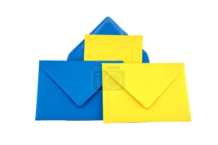Téléchargez les photos : Collection d'enveloppes en papier bleu et jaune disposées sur un fond blanc - en image libre de droit