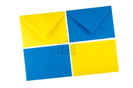 Téléchargez les photos : Quatre enveloppes en papier bleu et jaune disposées en forme de carré suivent le schéma du logo Windows 10 - en image libre de droit