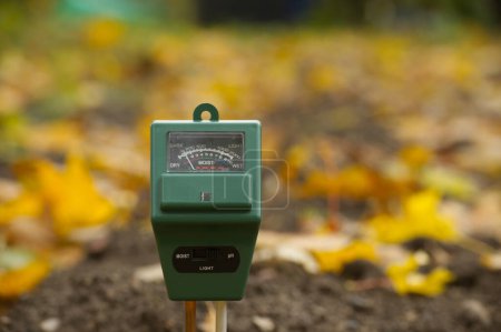 Landwirtschaftliches Messgerät zur Messung des pH-Wertes, des Licht- und Feuchtigkeitsniveaus des Bodens auf einem Feld