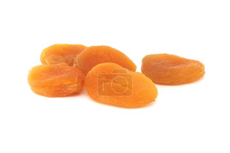 Téléchargez les photos : Pile abricots secs fruits isolés sur fond blanc - en image libre de droit