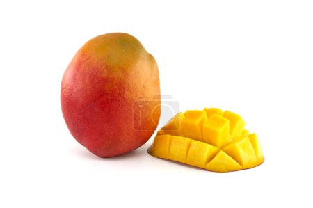 Foto de Mango maduro con piel roja y amarilla cerca del medio mango cortado con la carne en cubos - Imagen libre de derechos