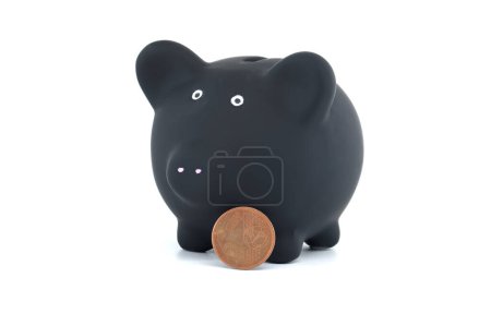 Schwarzes Sparschwein mit Münze auf weißem Hintergrund