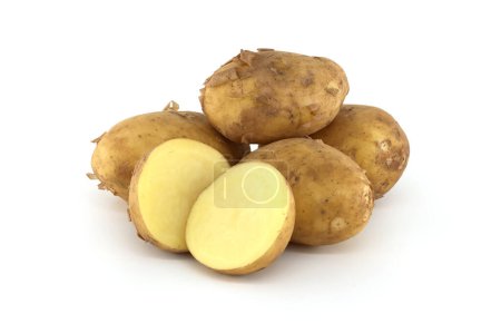 Kartoffeln der frühen Saison mit hellbrauner Schale isoliert auf weißem Hintergrund, eine Kartoffel zweigeteilt mit gelbem Inneren