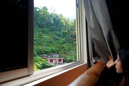 Foto de Modelo obtener vista de la montaña desde la ventana en Lingtham Hotel Sikkim - Imagen libre de derechos
