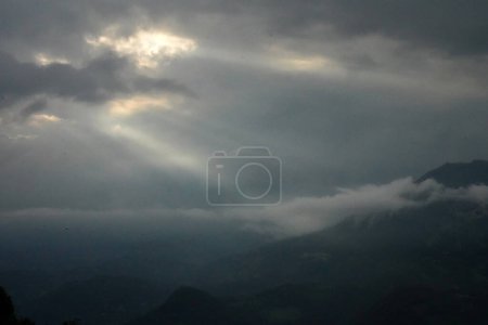 Foto de Formación de nubes oscuras en la cordillera de Sikkim Oriental - Imagen libre de derechos
