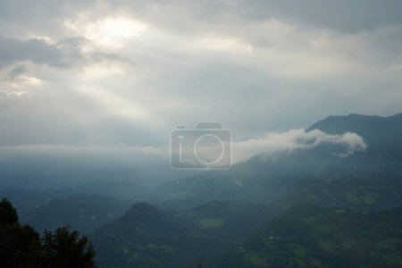 Foto de El clima nublado en la cordillera del Himalaya en el este de Sikkim Lungchok - Imagen libre de derechos