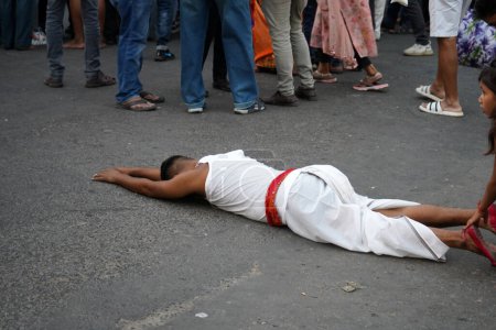 Téléchargez les photos : 30 octobre 2022. Homme effectué Dondi en portant du tissu blanc pendant Chhas Puja - en image libre de droit