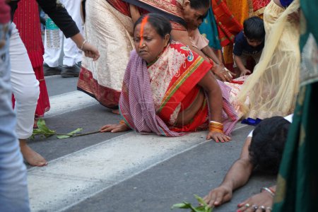 Téléchargez les photos : 30 octobre 2022. Dondi Rituel exécuté par Femme pendant Chhath Puja - en image libre de droit