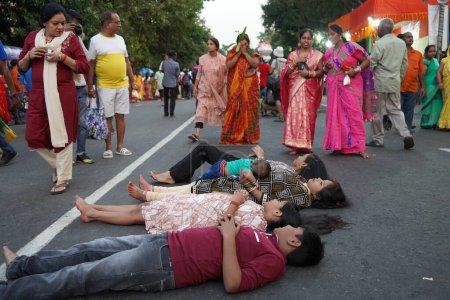 Téléchargez les photos : 30 octobre 2022. Un rituel comme dondi est exécuté à Chhath Puja - en image libre de droit