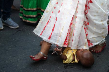 Téléchargez les photos : 30 octobre 2022. Femmes traversant un enfant comme bénédiction quand elle exécute le rituel Dondi pendant Chhas Puja - en image libre de droit