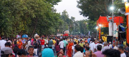 Foto de 30 octubre 2022, Calcuta, Bengala Occidental, India. Enorme multitud en Calcuta Babu Ghat Área para Chhas Puja Celebración - Imagen libre de derechos