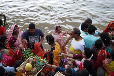 Téléchargez les photos : 30 octobre 2022, Kolkata, Bengale occidental, Inde. Célébration et prière au Seigneur Soleil pendant le Puja de Chhas - en image libre de droit
