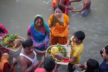 Foto de 30 octubre 2022, Calcuta, Bengala Occidental, India. Orando al Señor Sol de pie en Babu Ghat Ganga Durante Chhas Puja - Imagen libre de derechos