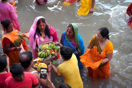 Téléchargez les photos : 30 octobre 2022, Kolkata, Bengale occidental, Inde. Prier le Seigneur Soleil Par femme mariée pendant Chhath Puja à Babu Ghat - en image libre de droit