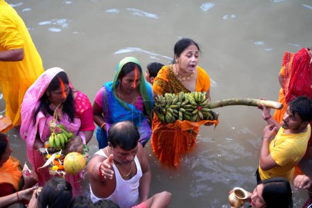 Foto de 30 octubre 2022, Calcuta, Bengala Occidental, India. Orando durante el Chhas Puja en Babu Ghat - Imagen libre de derechos