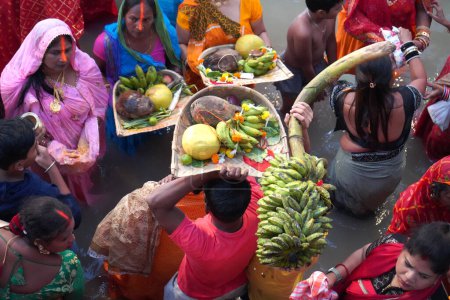 Foto de 30th October 2022, Kolkata, West Bengal, India. Chhath Puja ritual at babu ghat - Imagen libre de derechos