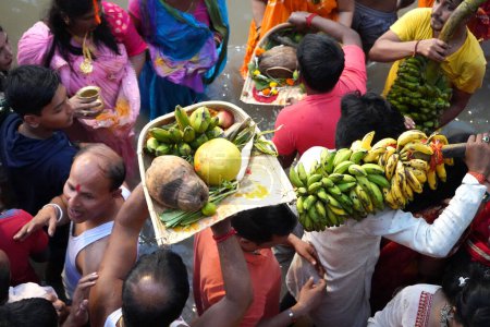 Foto de 30th October 2022, Kolkata, West Bengal, India. Gathering of People during Chhath Puja at Babu Ghat - Imagen libre de derechos