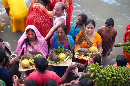 Téléchargez les photos : 30th October 2022, Kolkata, West Bengal, India. Chhath Puja Ritual at Babu Ghat - en image libre de droit