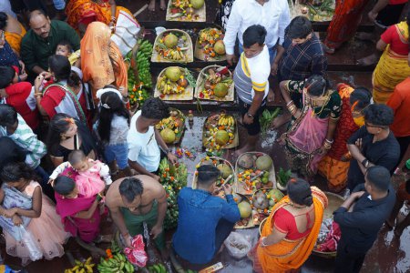 Téléchargez les photos : 31 octobre 2022, Kolkata, Bengale occidental, Inde. Puja Thali offre au dieu Sun à Babu Ghat - en image libre de droit