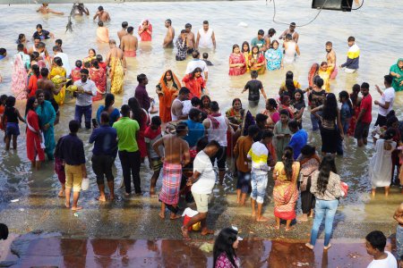 Foto de 31 octubre 2022, Calcuta, Bengala Occidental, India. Babu Ghat está lleno de gente para celebrar Chhas Puja - Imagen libre de derechos