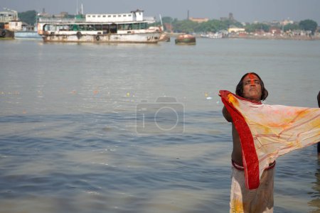 Téléchargez les photos : 31 octobre 2022, Kolkata, Bengale occidental, Inde. Homme priant Dieu à Babu Ghat - en image libre de droit