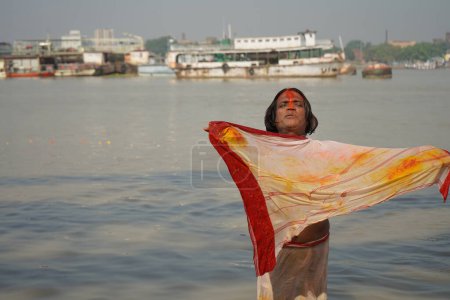 Foto de 31 de octubre 2022. Kolkata, Bengala Occidental, India. Hombre solitario rezando a Dios en Babu Ghat - Imagen libre de derechos