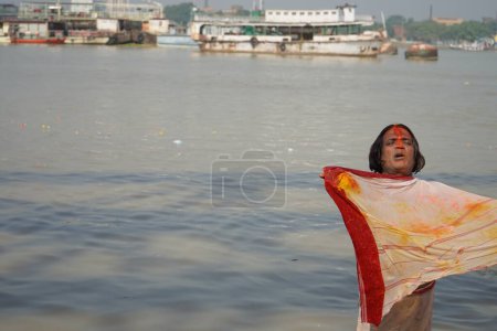 Foto de 31 de octubre de 2022, Sacerdote en Babu Ghat para orar - Imagen libre de derechos