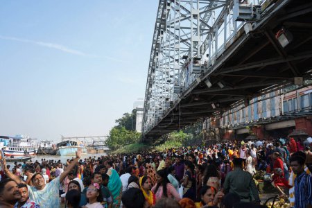 Foto de 31 de octubre 2022. Kolkata, Bengala Occidental, India. Enorme multitud bajo Babu Ghat puente de pie para Chhas Puja Celebración - Imagen libre de derechos