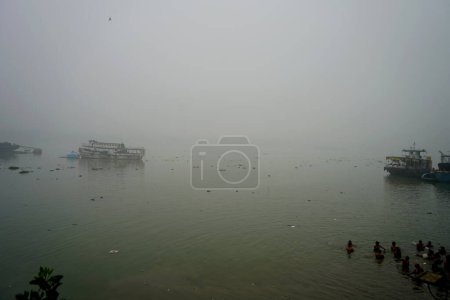 Foto de Clima nebuloso en Calcuta Ganga Ghat durante la mañana de invierno - Imagen libre de derechos