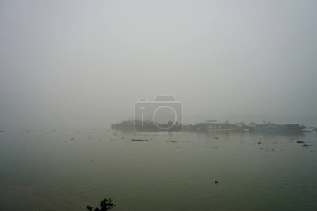Foto de Kolkata Babu Ghat en el tiempo brumoso durante la mañana de invierno - Imagen libre de derechos