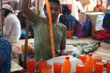 Téléchargez les photos : 7 avril 2023, Zakaria Street, Kolkata, Bengale occidental, Inde. Des boissons colorées et rafraîchissantes sont à vendre à la rue Zakaria pendant l'Aïd al-Fitr - en image libre de droit