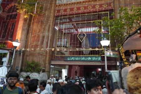 Téléchargez les photos : 7 avril 2023, Zakaria Street, Kolkata, Bengale occidental, Inde. Nakhoda Masjid surpeuplé pendant l'Aïd al-Fitr à Zakaria Street Kolkata - en image libre de droit