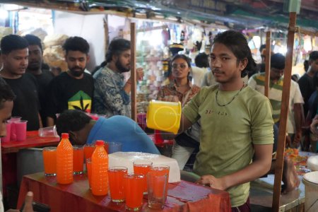 Téléchargez les photos : 7 avril 2023, Zakaria Street, Kolkata, Bengale occidental, Inde. La plupart des ventes de boissons Afza toit à la rue Zakaria pendant l'Aïd al-Fitr - en image libre de droit