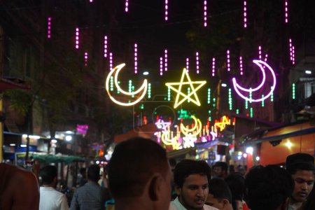 Foto de 7 de abril de 2023, Calle Zakaria, Calcuta, Bengala Occidental, India. La calle Zakaria está bellamente decorada con luces de colores para la celebración de Ramjan - Imagen libre de derechos