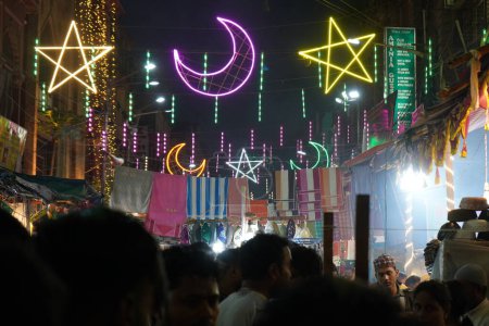 Téléchargez les photos : 7 avril 2023, Zakaria Street, Kolkata, Bengale occidental, Inde. La rue Zakaria est décorée de lumières colorées pendant l'Aïd al-Fitr près de Nakhoda Masjid - en image libre de droit