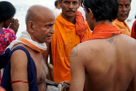 Foto de 25 de septiembre de 2022 - Calcuta, Bengala Occidental, India. sacerdotes hindúes participan en la realización de Tarpan en Kolkata Ganga Ghat durante Mahalaya - Imagen libre de derechos