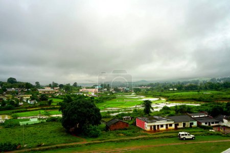 Bewölktes Wetter in einem Tal von Daringbadi während der Monsunzeit, grüne Sicht auf das Gebirgstal