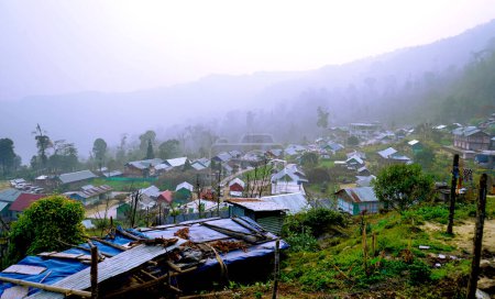 Téléchargez les photos : Une vue grand angle du haut de sillery gaon, une destination décalée dans le district de kalimpong du Bengale occidental - en image libre de droit