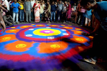 Téléchargez les photos : Artiste Création de rangoli à Kolkata Iskcon Rath Yatra - en image libre de droit