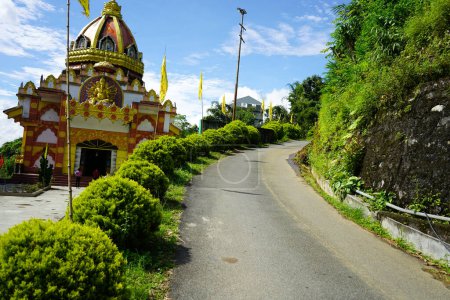 Téléchargez les photos : Ange sage vue de Siddhivinayak Temple Sikkim avec la nature et la route montante - en image libre de droit