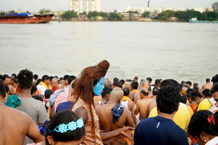 Téléchargez les photos : Bahurupi de Dieu Shiva à Kolkata Ganga Ghat pendant Mahalaya Tarpan - en image libre de droit