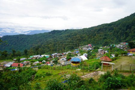 Schöner grüner Blick auf Sillery Gaon, ein schräges Bergdorf in Kalimpong, Nordbengalen
