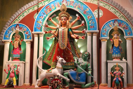 Schöne Ma Durga Idol mit 66 Pally Durga Puja Pandel
