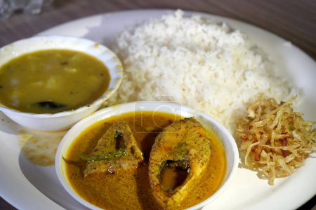 Téléchargez les photos : Bengali célèbre plat Hilsa poisson avec riz blanc et Dal - en image libre de droit